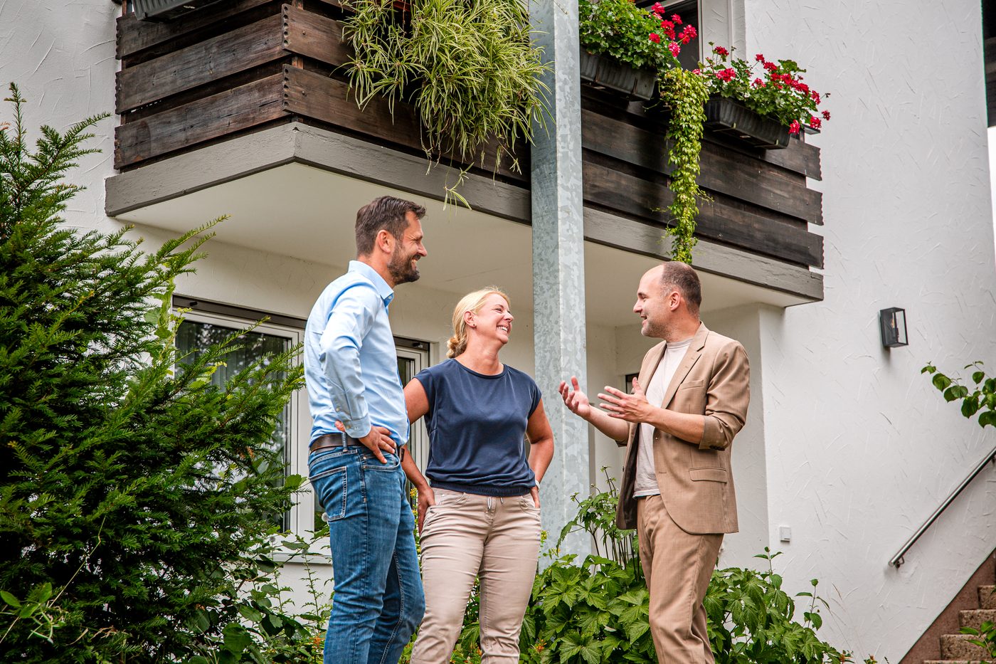 Gespräch mit Makler Jan Pussert vor dem Haus