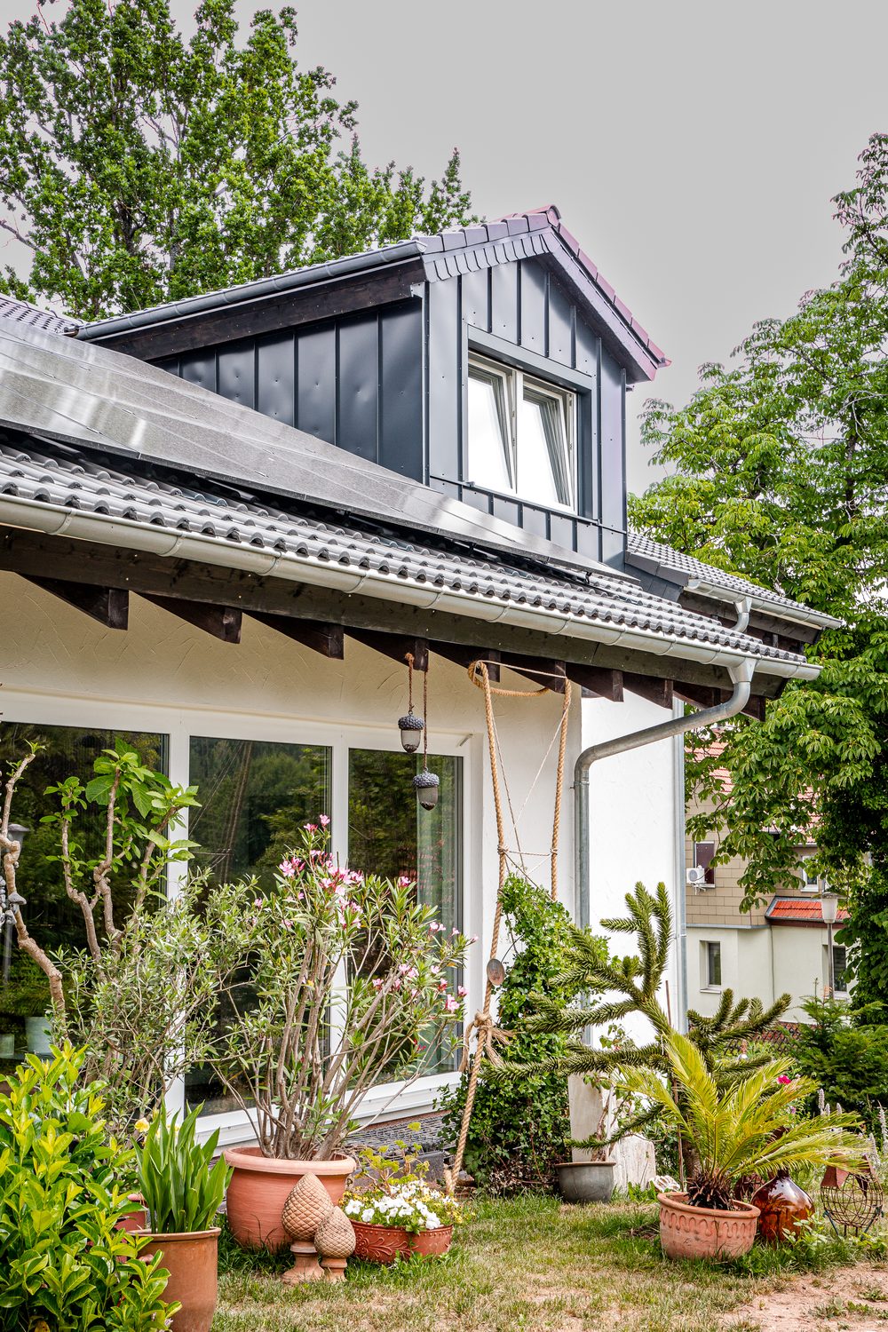 Das sanierte Haus in Coburg-Beiersdorf, Ansicht mit Garten