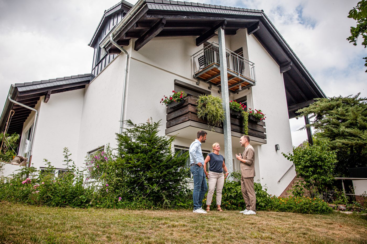 Das sanierte Haus in Coburg-Beiersdorf mit neuer Dachgaube und Solaranlage