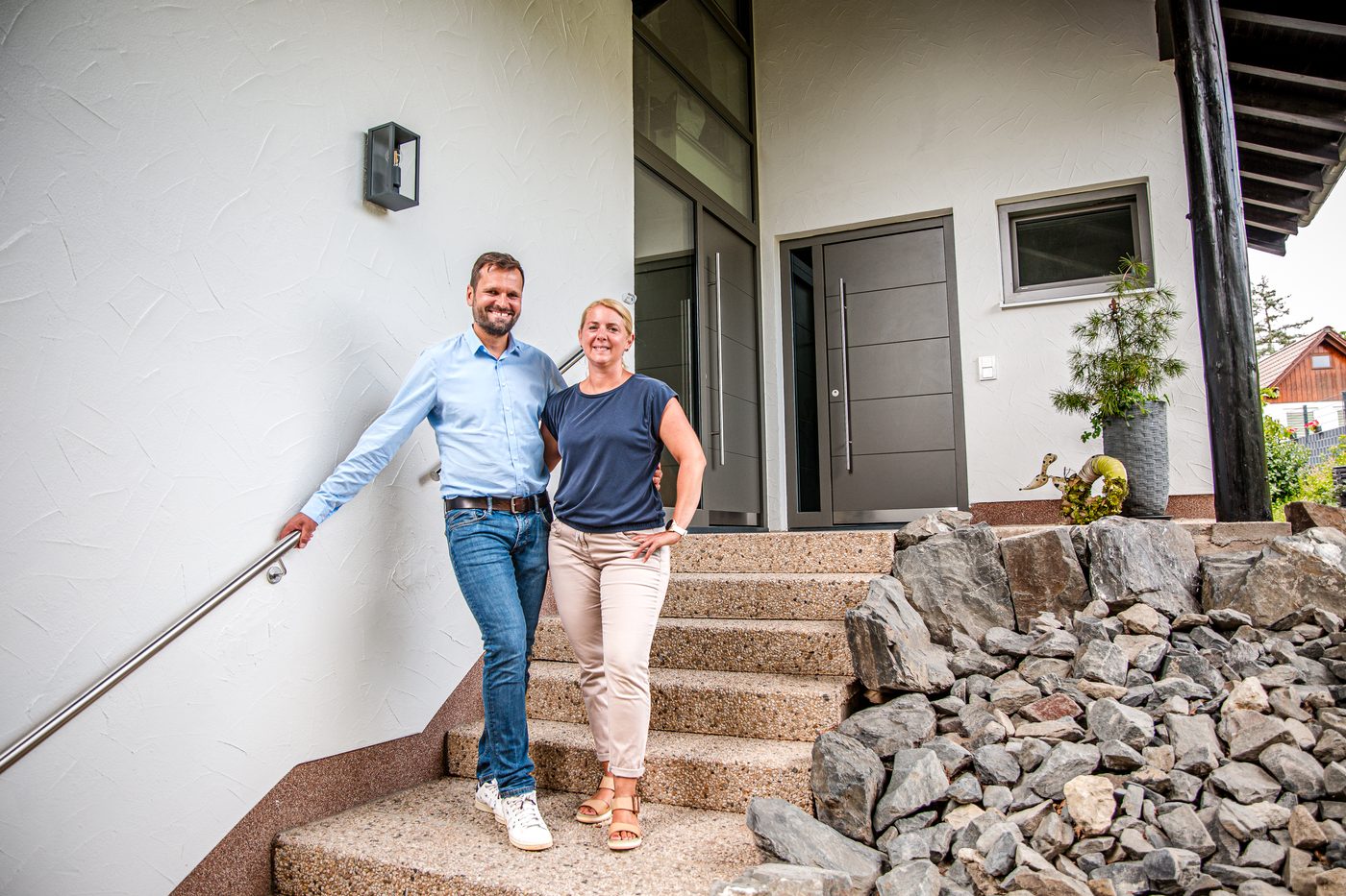 Melanie und Jens vor ihrem Haus in Coburg-Beiersdorf