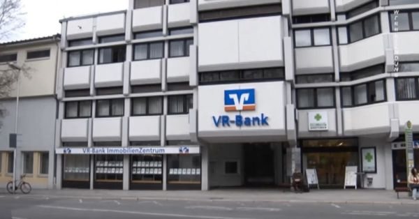 Startbild des Imagevideos: Zufriedene Kunden über die VR-Bank Immobilien GmbH