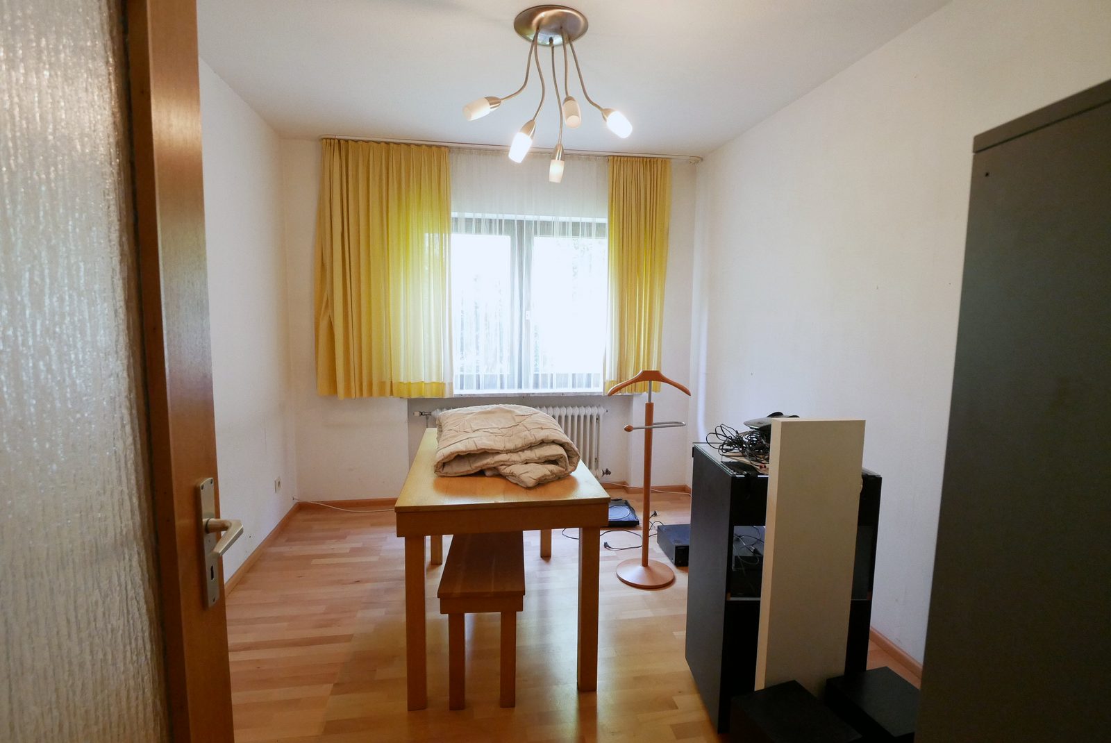 Kinderzimmer vor dem Home Staging: Abstellraum mit Tisch, Herrendiener und Kabeln