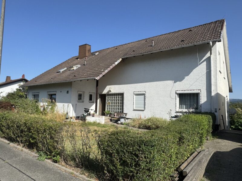 Großzügiges Dreifamilienhaus mit Garten und Weitblick, 96465 Neustadt