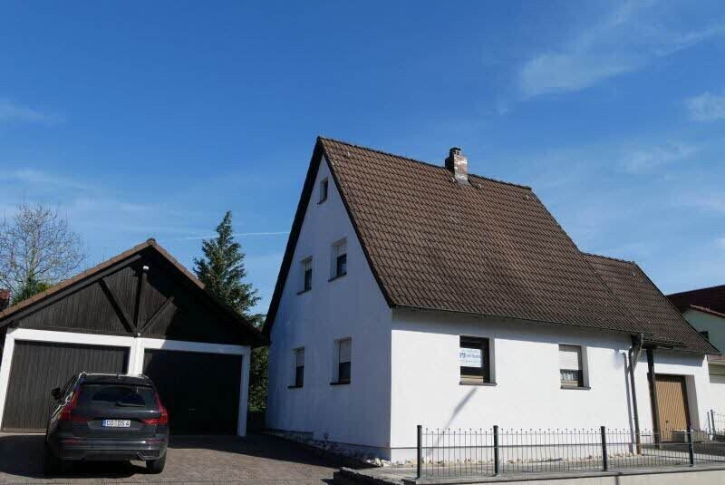 Wohnhaus mit großem Grundstück in guter Lage, 96487 Dörfles