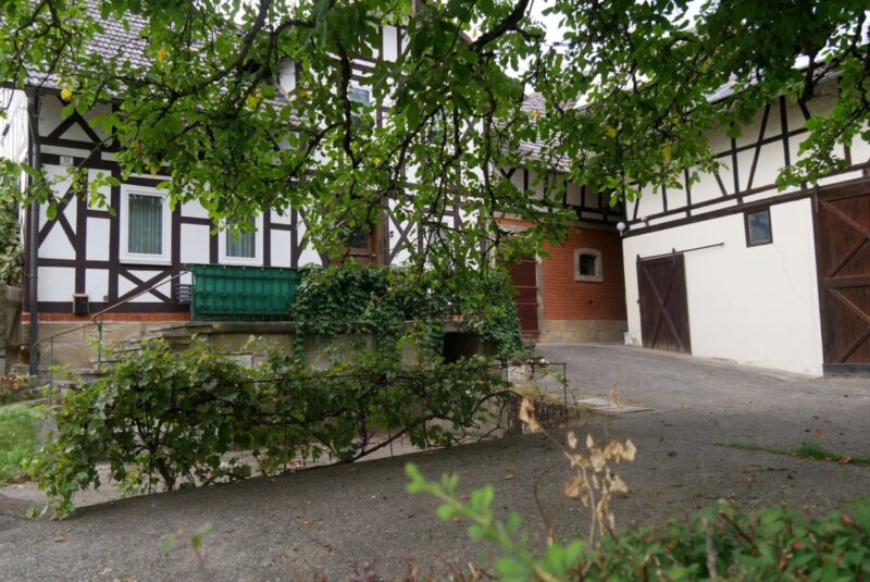 Idyllischer Bauernhof mit Nebengebäude, Bild 2